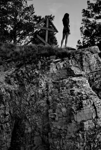 崖の端上の女性 — ストック写真