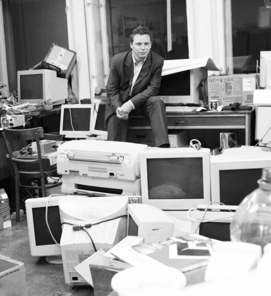 Uomo d'affari un stant su computrrs — Foto Stock