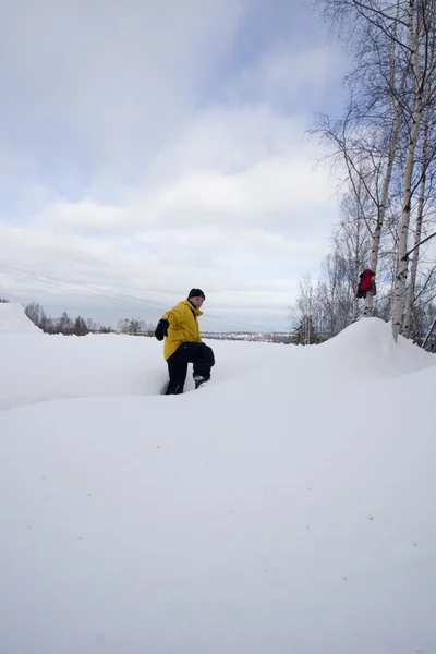 Ung man, i snön — Stockfoto