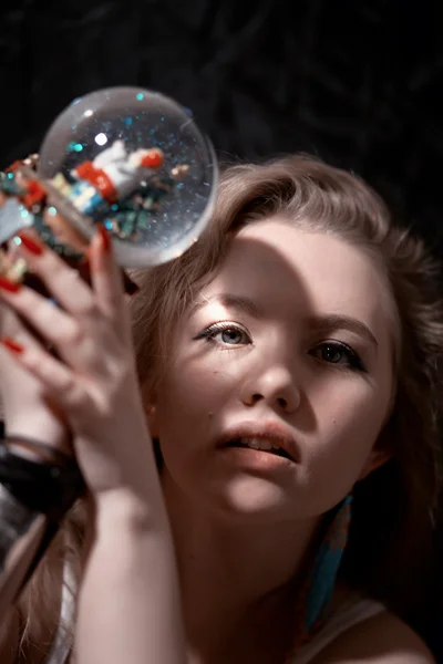 Menina segurando um globo de neve . — Fotografia de Stock