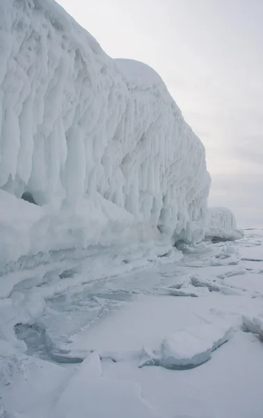 Lago Baikal congelado. Inverno . — Fotografia de Stock