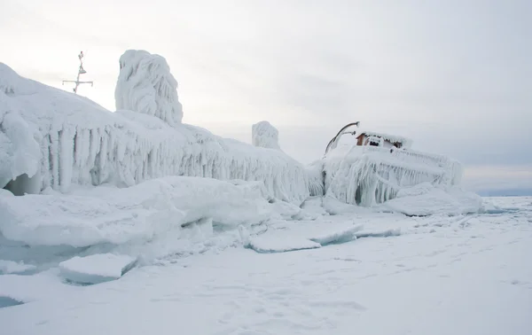冷冻的贝加尔湖。冬季. — 图库照片