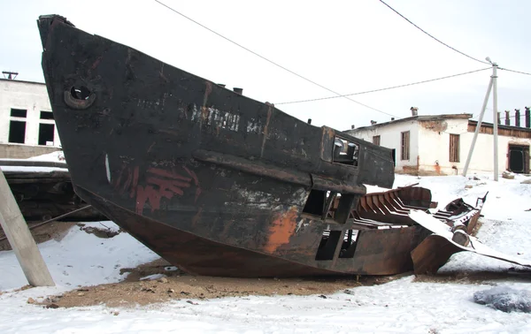 Old rusty ship in snow. — Stock Photo, Image