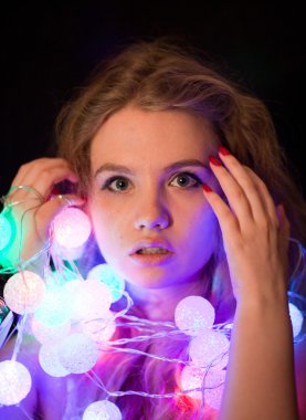 Noel çelenk ile genç kız