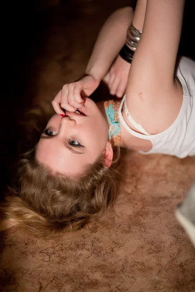 Joven chica acostada en el suelo — Foto de Stock