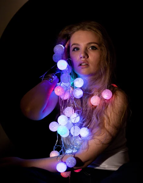 クリスマスの花輪を持つ若い女の子 — ストック写真