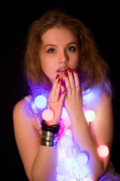 Giovane ragazza con ghirlande di Natale — Foto Stock