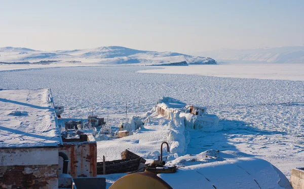 Rostiges Schiff im Eis festgefroren — Stockfoto