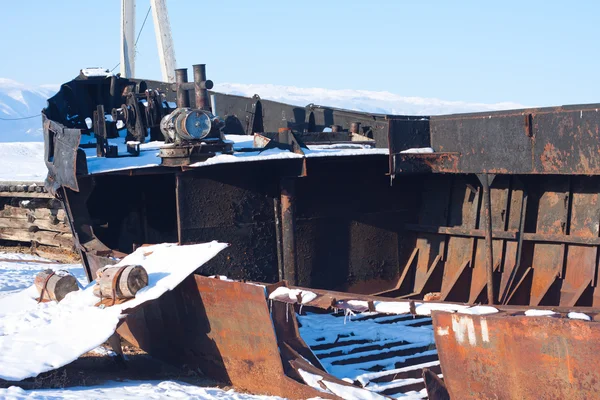 Rostiges Schiff im Eis festgefroren — Stockfoto