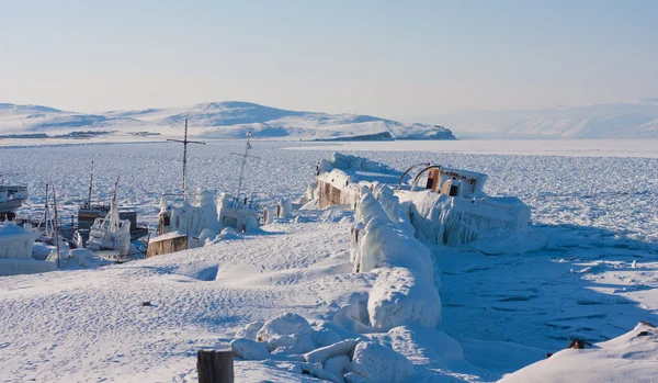 Roestige schip bevroren in het ijs — Stockfoto