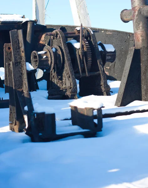 Buque oxidado congelado en el hielo — Foto de Stock