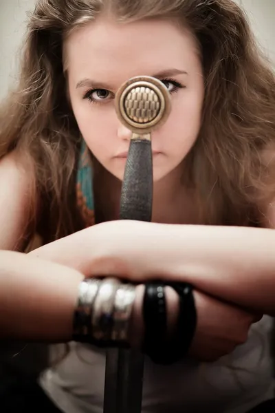 Meisje met zwaard — Stockfoto