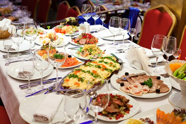 Tavolo festivo in un ristorante — Foto Stock