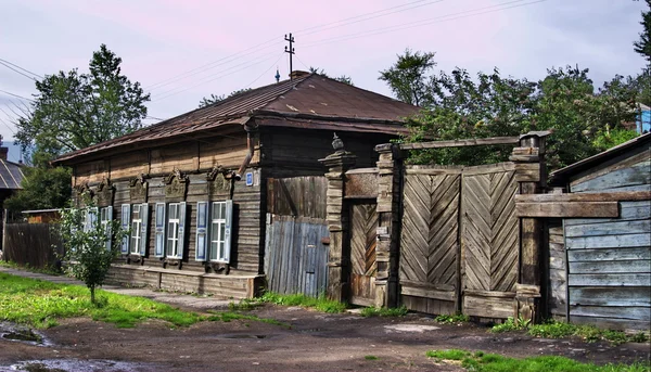 Старый деревянный дом в Иркутске — стоковое фото