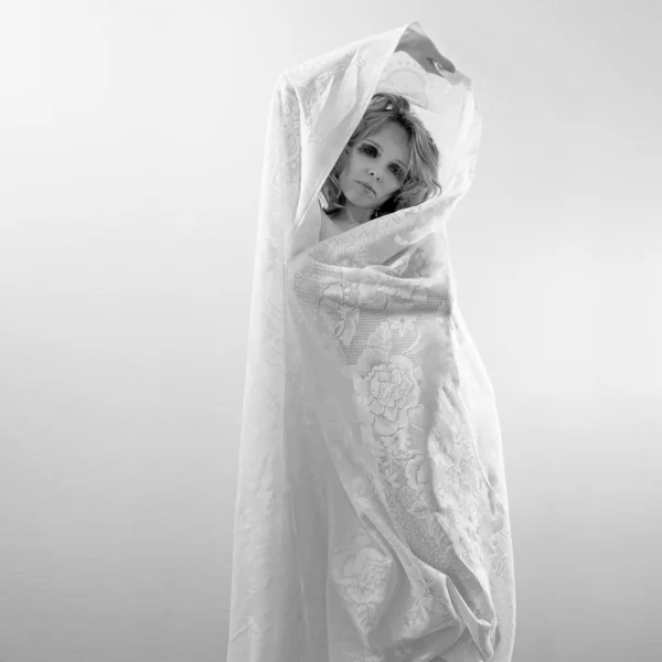 Привлекательная молодая голая девушка в вуали — стоковое фото