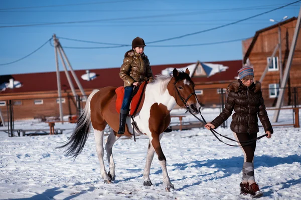 Gelukkig meisje paardrijden paard — Stockfoto