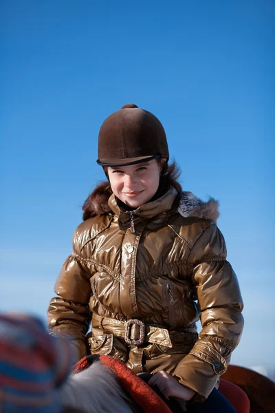 Gelukkig meisje paardrijden paard — Stockfoto