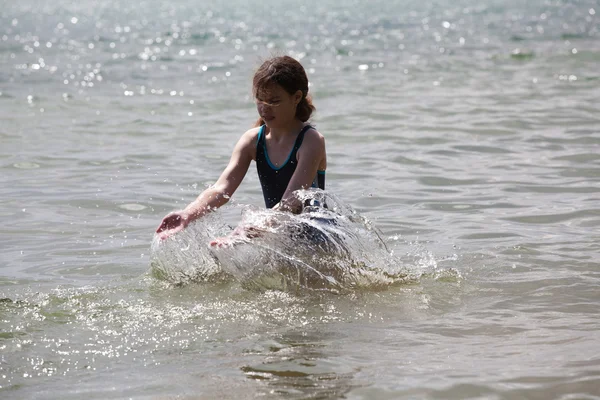 Fille se baigner dans un lac — Photo