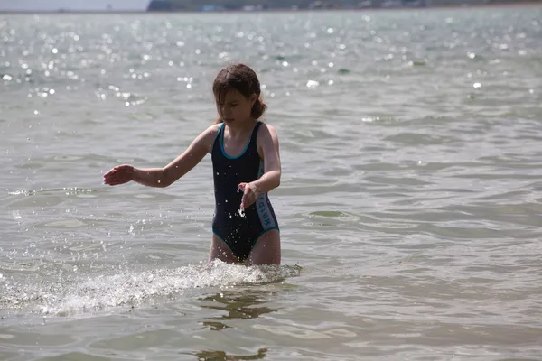 Κορίτσι κολύμβησης σε μια λίμνη — Φωτογραφία Αρχείου