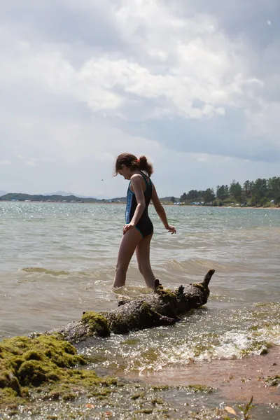 Fille marche dans l'eau — Photo