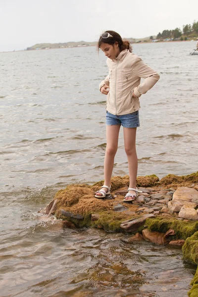 Bella ragazza a piedi sulla spiaggia — Foto Stock