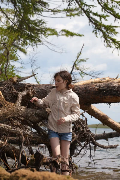 Beautiful girl walking on the beach — Stock Photo, Image