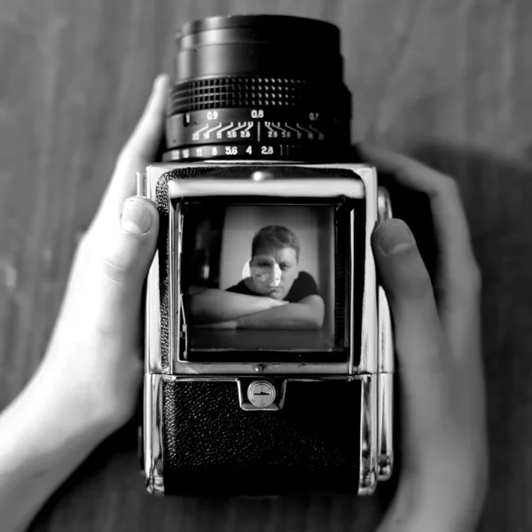 Чоловік і стара камера — стокове фото
