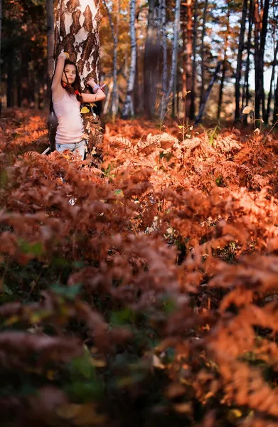 Lány az őszi erdőben — Stock Fotó