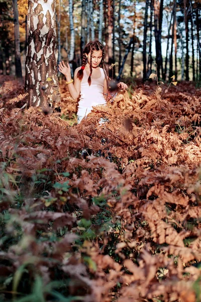 Menina na floresta de outono — Fotografia de Stock