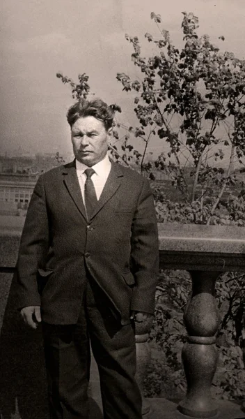 Πορτρέτο του ανθρώπου σε ένα κοστούμι — Φωτογραφία Αρχείου