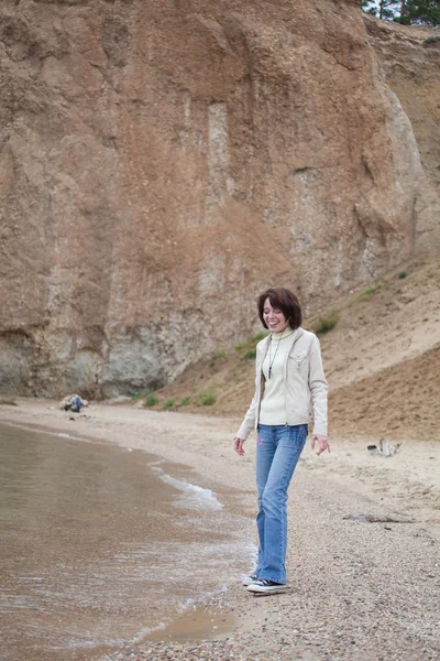 崖の近く幸せな女 — ストック写真