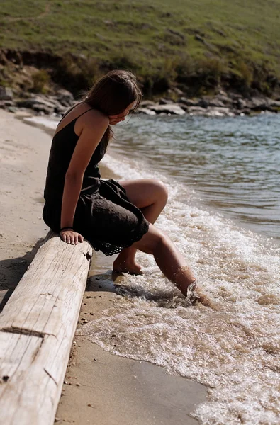 Jolie fille sur la plage — Photo