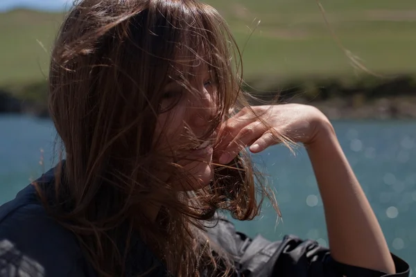 Donna con i capelli spazzati dal vento — Foto Stock