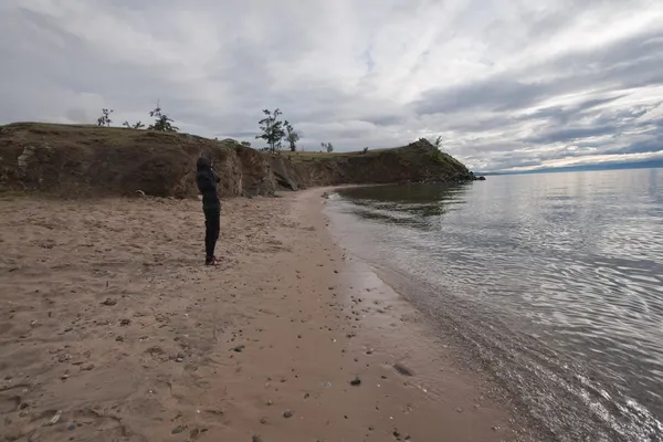 Femme sur la plage — Photo