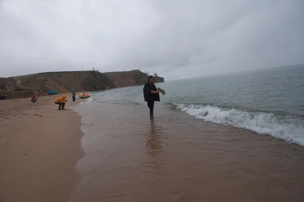 Femme sur la plage — Photo