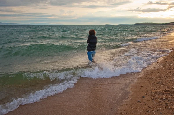 Kobieta na plaży — Zdjęcie stockowe