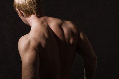 erkek vücut geliştirmeci