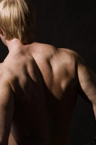 Achterkant van mannelijke bodybuilder — Stockfoto