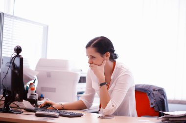 Kız bilgisayar yöneticisi çalışır