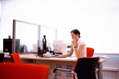 Kız bilgisayar yöneticisi çalışır