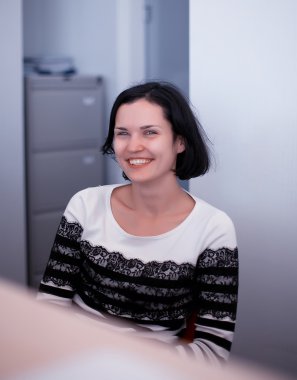 Çekici, gülümseyen kadın.