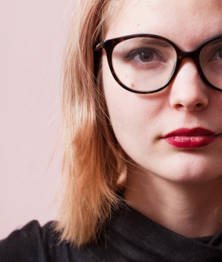 Gözlüklü güzel kız