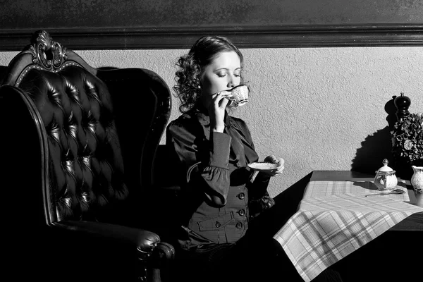 Mujer joven en la cafetería —  Fotos de Stock