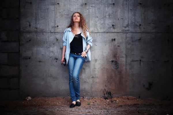 Vrouw leunend tegen muur — Stockfoto