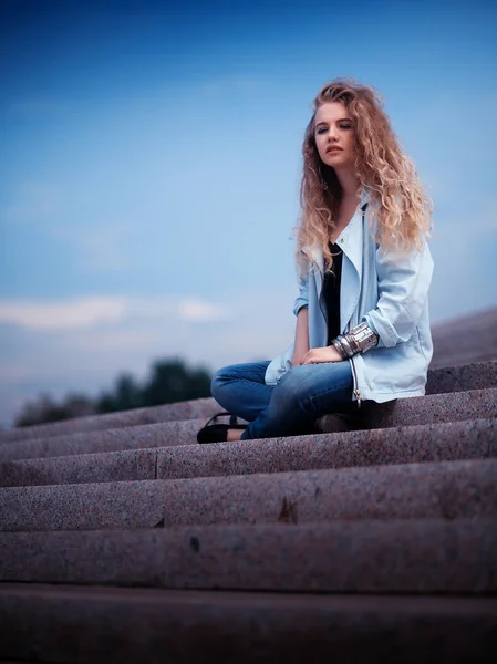 Blondýnka seděla na schodech — Stock fotografie