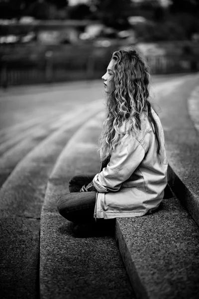 Blond woman sat on steps — Stock Photo, Image