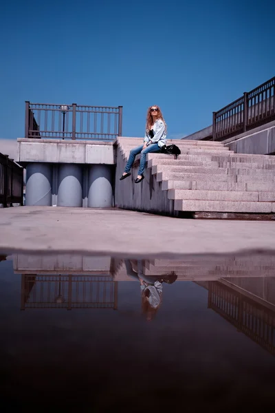 Žena uvolňující na schodech — Stock fotografie