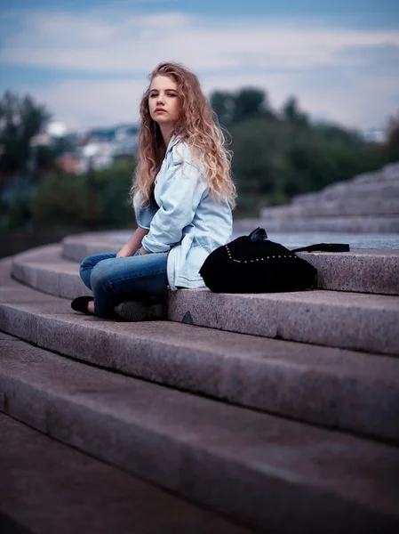 Blond woman sat on steps — Stock Photo, Image