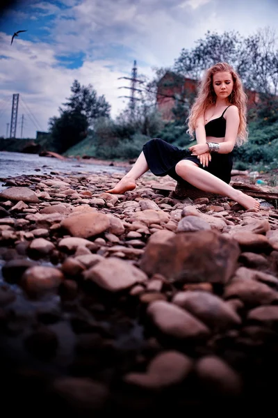 在河边放松的女人 — 图库照片