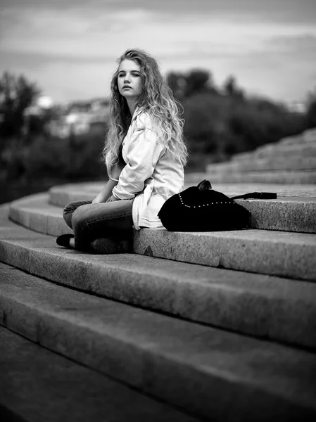 Mujer rubia sentada en las escaleras —  Fotos de Stock